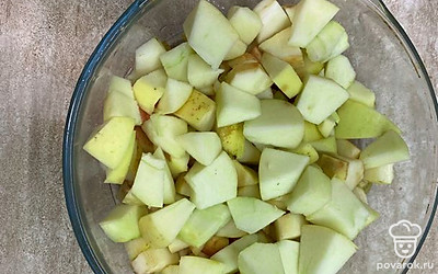 Яблоки очистите от сердцевинки. Нарежьте произвольной формы кусочками примерно по 1,5 сантиметра.