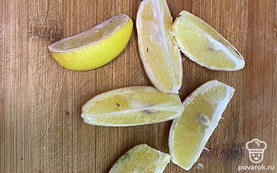 Лимоны нашинкуйте дольками. 