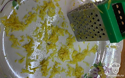 Мелкой терке снимите цедру. 