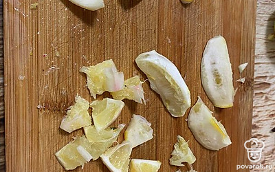 Дольки лимонов очистите от косточек и нарежьте кусочками. 