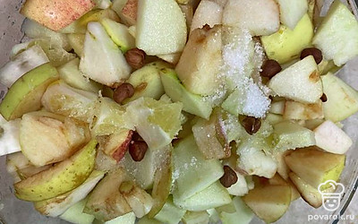 Смешайте в миске яблоки, лимон, орехи с двумя ложками сахара.