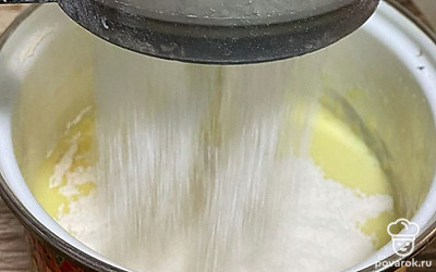 В яичную смесь просейте муку.