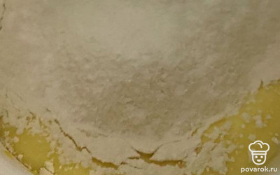 Добавьте разрыхлитель и ванилин.