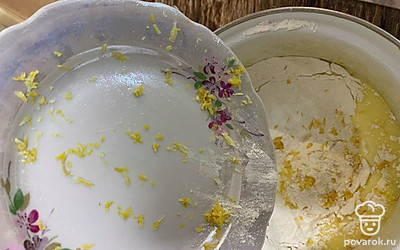 Сюда же отправьте цедру лимона. Аккуратно замешайте тесто.