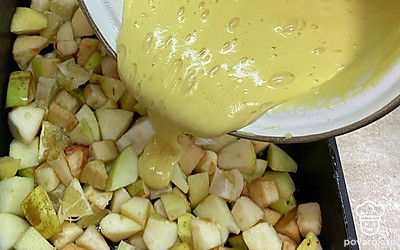 Форму смажьте сливочным маслом, выложите на дно фрукты. Залейте сверху тестом.