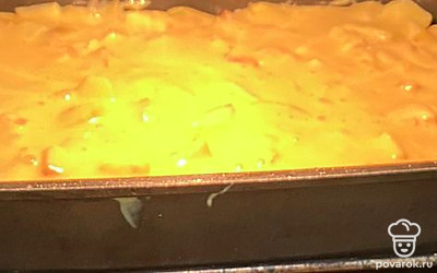 В предварительно разогретую до 180 градусов духовку поставьте форму. Поставьте таймер на 40 минут. Дверцу духовки открывать нельзя, иначе бисквит опадет! 