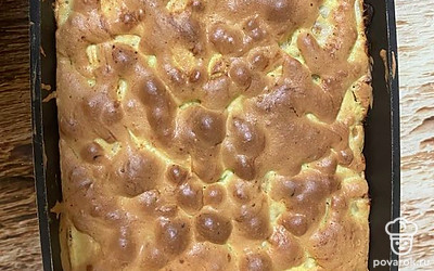 По истечении времени выньте пирог и проверьте готовность зубочисткой. Она должна быть сухой. 