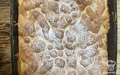 Готовому пирогу дайте остыть примерно 1 час. Посыпьте пирог сахарной пудрой. 