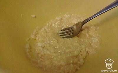 Смешайте творог, йогурт сахар, яйца и муку до однородности. 