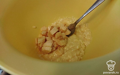 Банан помойте, очистите и нарежьте мелкими кусочками. Все размешайте.