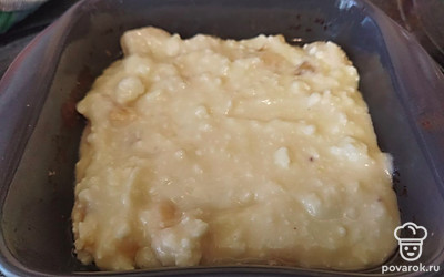 Выложите в емкость для выпекания и поставьте в духовку запекаться на 20 минут при 180 градусах.