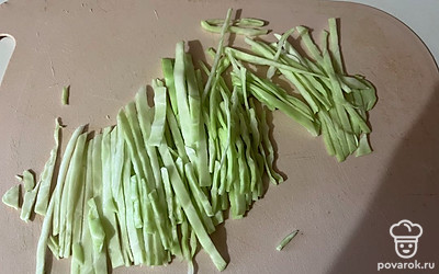 Очень мелкой полоской нашинкуйте капусту. 