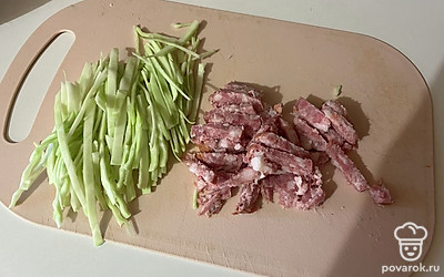 Также полоской нарежьте колбасу. 