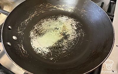 В сковороду влейте растительное масло и поставьте на умеренный огонь. 