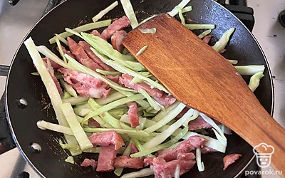 Постоянно помешивая, просушите капусту до мягкости в течении 10 минут. 