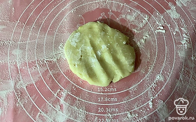 Для удобства прижмите тесто руками в более менее ровный круг. 