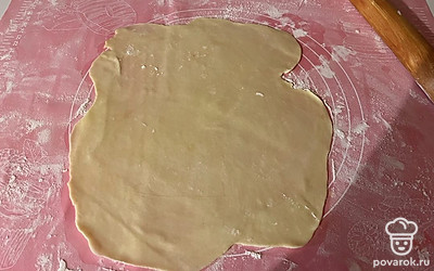 Раскатайте тесто в тонкий пласт. 