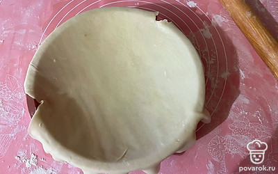 Перенесите пласт теста в форму для выпечки. 