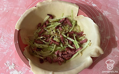 На тесто поместите приготовленную начинку. 