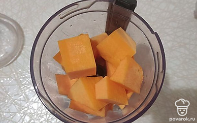 Тыкву помоем, почистим и нарежем небольшими кусочками.