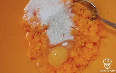 Выложим в глубокую миску тыкву, добавим яйцо и сахар. Все перемешаем.