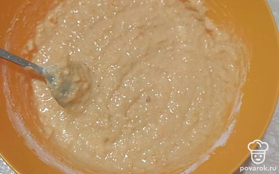 Все хорошо перемешаем и добавим муку с разрыхлителем. Сделаем тесто. Оно должно получиться не слишком жидким, но и не густым.