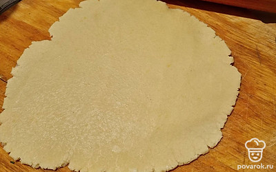 Для начала нужно приготовить песочное тесто. Для этого сливочное масло необходимо разморозить до комнатной температуры. Затем нужно добавить сахар и яичные желтки, аккуратно перемешать. Просеять в муку смесь (получится крошка), после чего быстрыми движениями собрать тесто в шар. Разделить тесто на две части, одну из которых раскатать в пласт. А вторую отправить в морозилку на 20-30 минут.