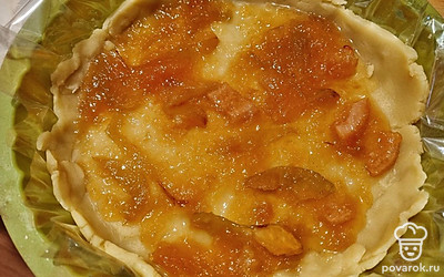 Тесто переложить в форму, предварительно застеленную пергаментной бумагой. Края приподнять. Сперва выложить яблочное варенье и размазать.