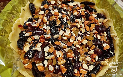 Сверху на варенье выложить миндаль, финики, изюм и чернослив.