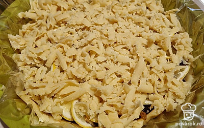 Достать вторую часть теста из морозилки, на крупной терке натереть верх будущего пирога. Духовку разогреть до 180 градусов, запекать пирог 30-40 минут до румяного цвета.