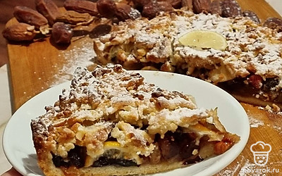 Остывший пирог украсить сахарной пудрой. Подавать порционно.