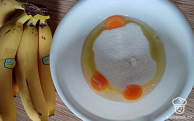 Добавьте сахар и перемешайте с помощью вилки.