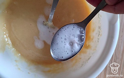 Соду погасите уксусом, добавьте в тесто, перемешайте.