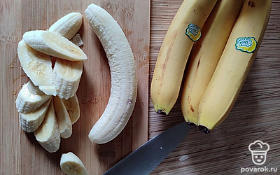 Очистите бананы от шкурки и нарежьте пластинами удлиненной формы.