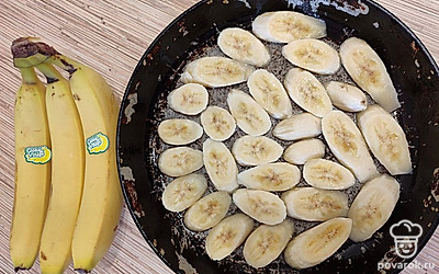 Сковороду смажьте растительным маслом, выложите нарезанные бананы.