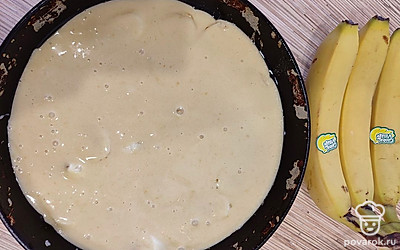 Вылейте тесто на бананы и аккуратно разровняйте.