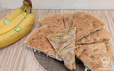 Чтобы произвести впечатление, подавайте пирог в красивой тарелочке. Можно украсить пирог сахарной пудрой.