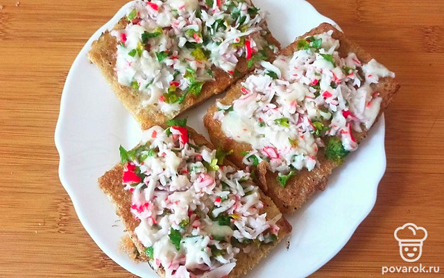 Нежные тосты с творогом, крабовыми палочками и зеленью — Рецепт с фото
