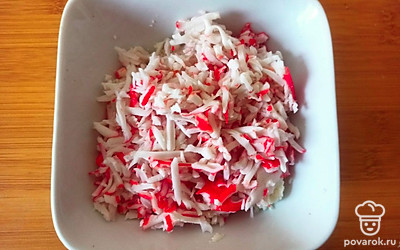 Крабовые палочки мелко нарежьте и добавьте к творогу.