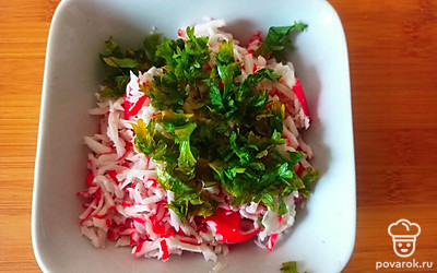 Зелень петрушки мелко нарежьте, добавьте к остальным ингредиентам. Посолите и перемешайте.