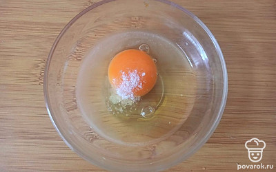 Яйцо взбейте с щепоткой соли.