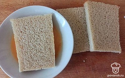 Обмакните ломтики хлеба во взбитое яйцо.