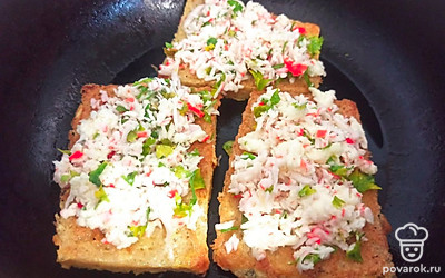 Переверните тосты, на обжаренную сторону выложите начинку.