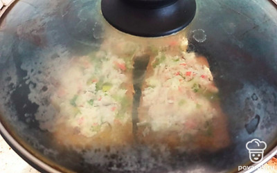 Накройте крышкой. Жарьте 4 минуты под крышкой.