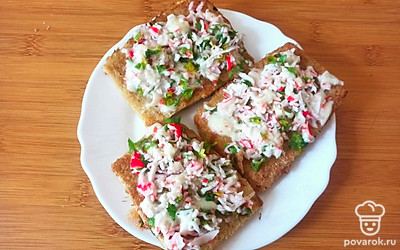 Подавайте тосты в теплом виде.