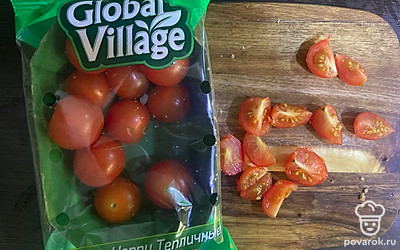 Томаты черри помойте и разрежьте на 4 дольки.