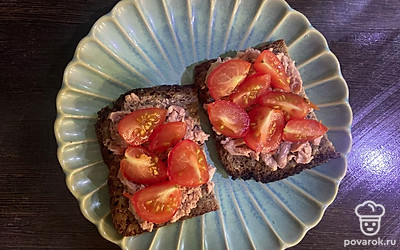 Выложите томаты на печень трески.