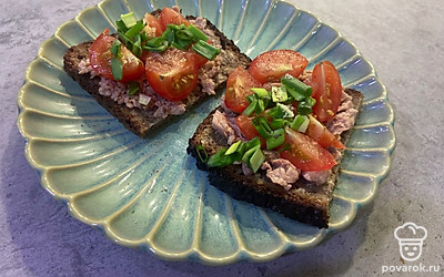 Посолите и поперчите томаты. Посыпьте тосты зеленым луком.