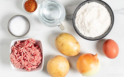 Помойте и очистите картофель от кожуры. Снимите шелуху с лука, а яйца помойте под проточной водой и обсушите. Если вы будете использовать домашний фарш, то прокрутите мясо через мясорубку заранее. Подготовьте скалку, венчик и мантоварку или пароварку. 