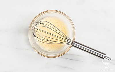 В глубокую миску разбейте куриное яйцо и хорошо его взбейте венчиком.